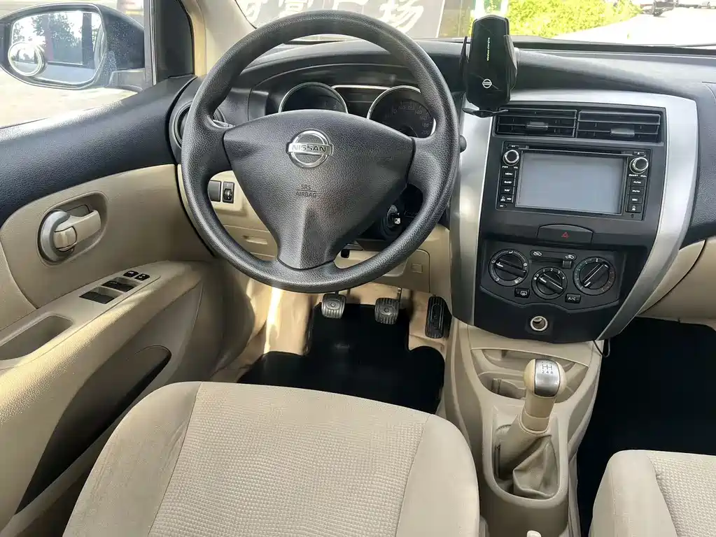 Nissan Livina 2015 — фото 12