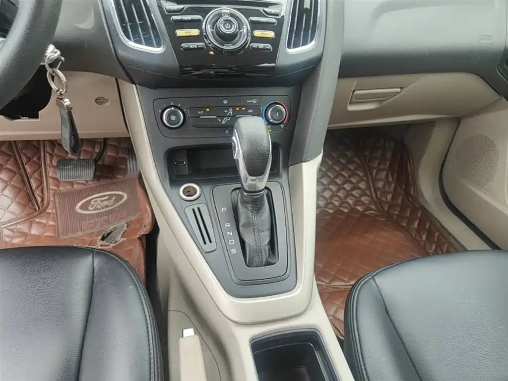 Ford Focus 2015 — фото 14