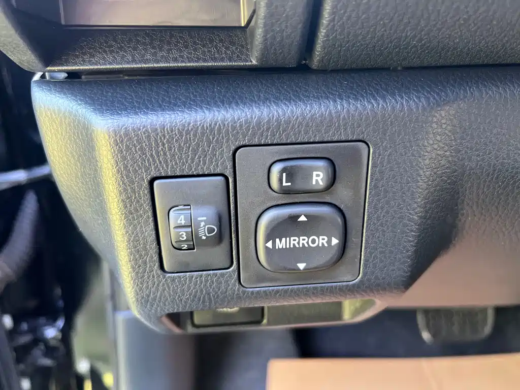 Toyota Yaris L 2017 — фото 17