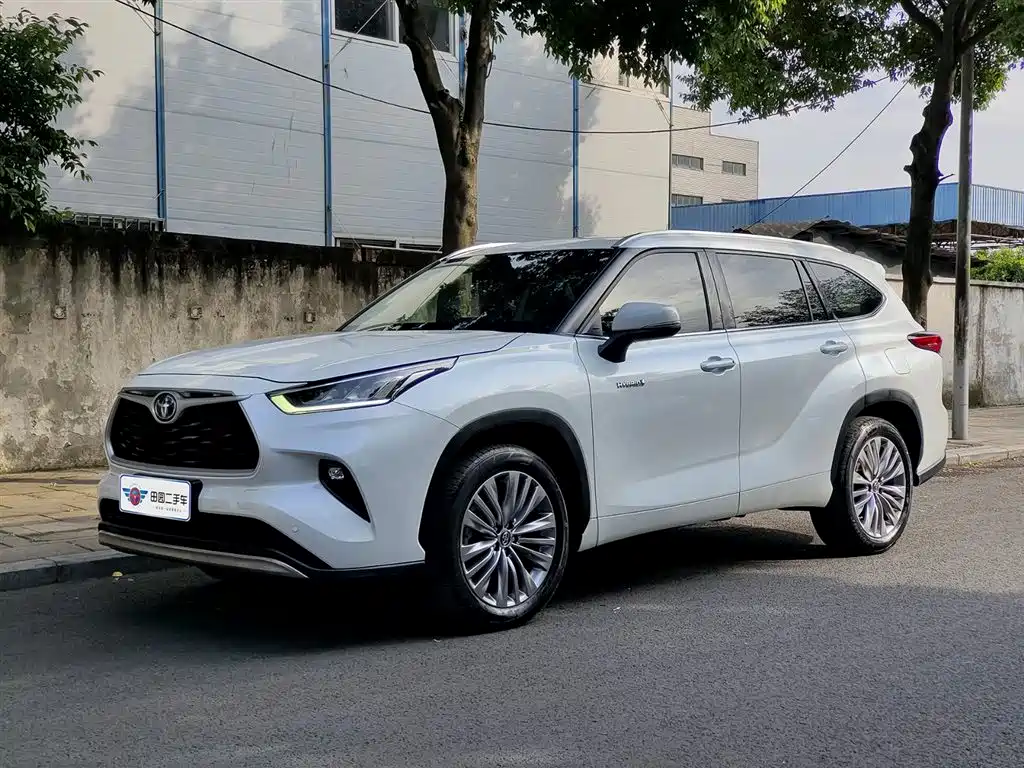 Toyota Highlander 2022 — фото 1