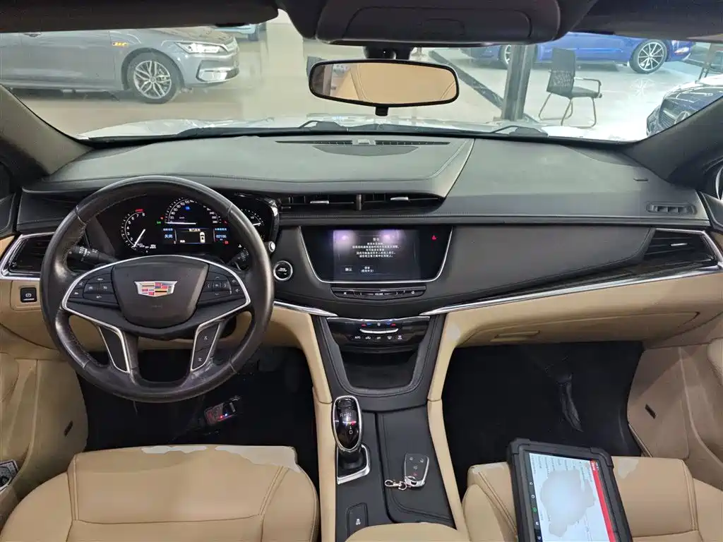 Cadillac XT5 2017 — фото 10