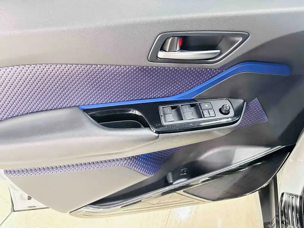 Toyota C-HR EV 2021 — фото 17