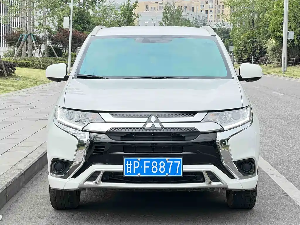Mitsubishi Outlander 2023 — фото 3