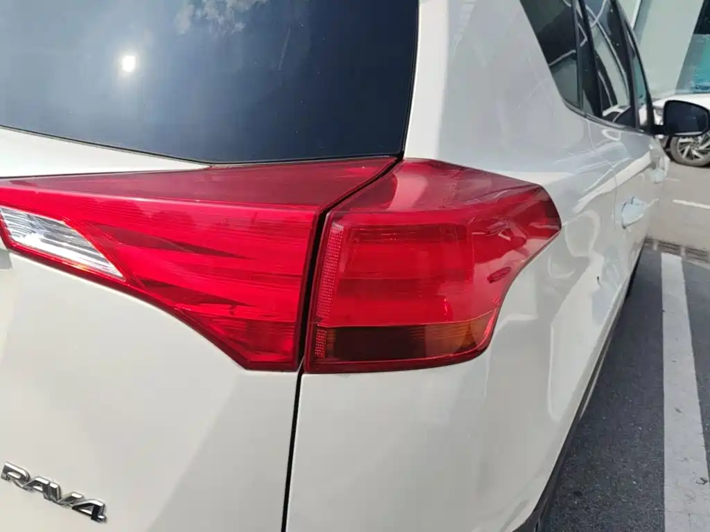 Toyota RAV4 2015 — фото 8