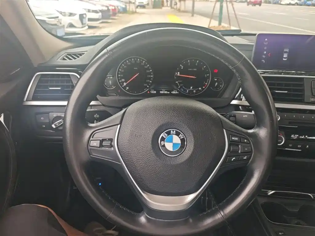 BMW 3 Series 2019 — фото 11