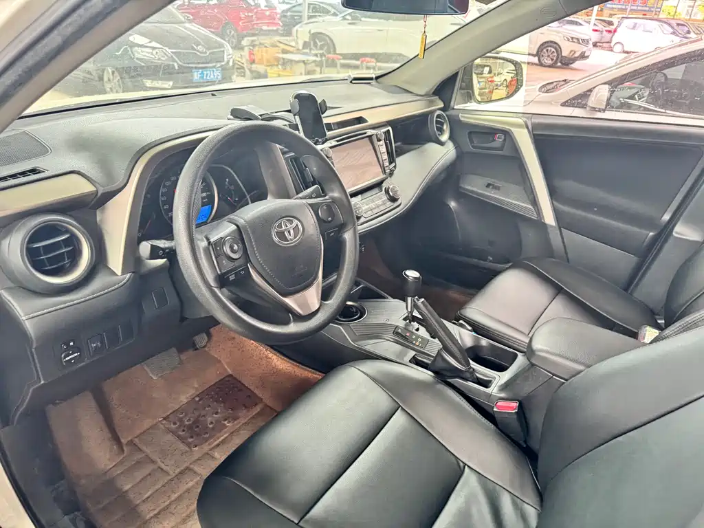 Toyota RAV4 2016 — фото 8