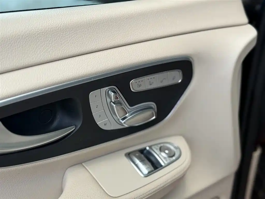 Mercedes-Benz V-Class 2023 — фото 17