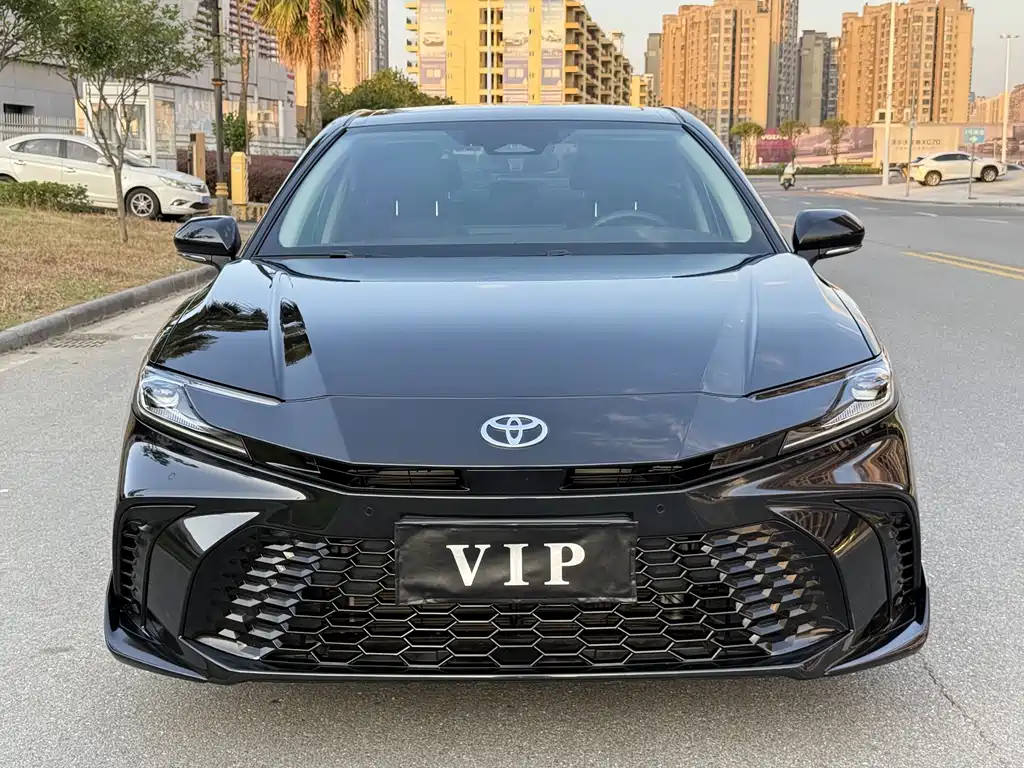Toyota Camry 2025 — фото 2