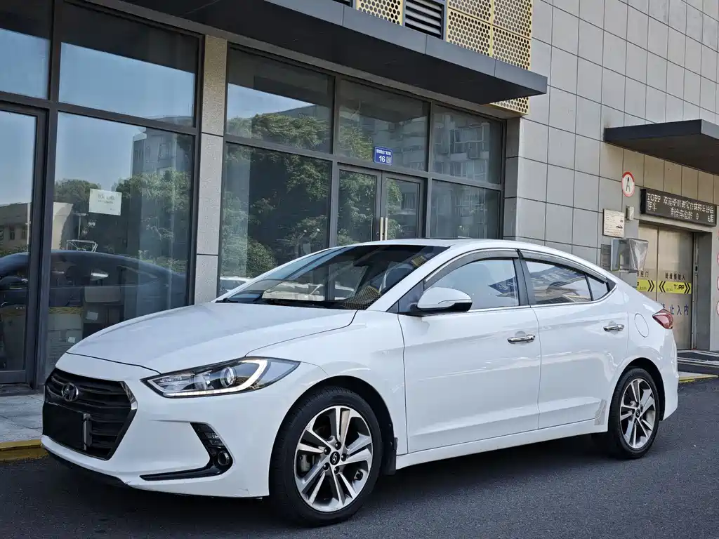 Hyundai Elantra 2016 — фото 1