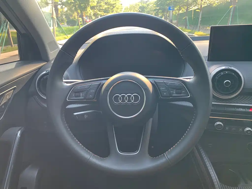 Audi Q2L e-tron 2022 — фото 14