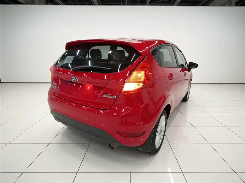 Ford Fiesta 2015 — фото 7