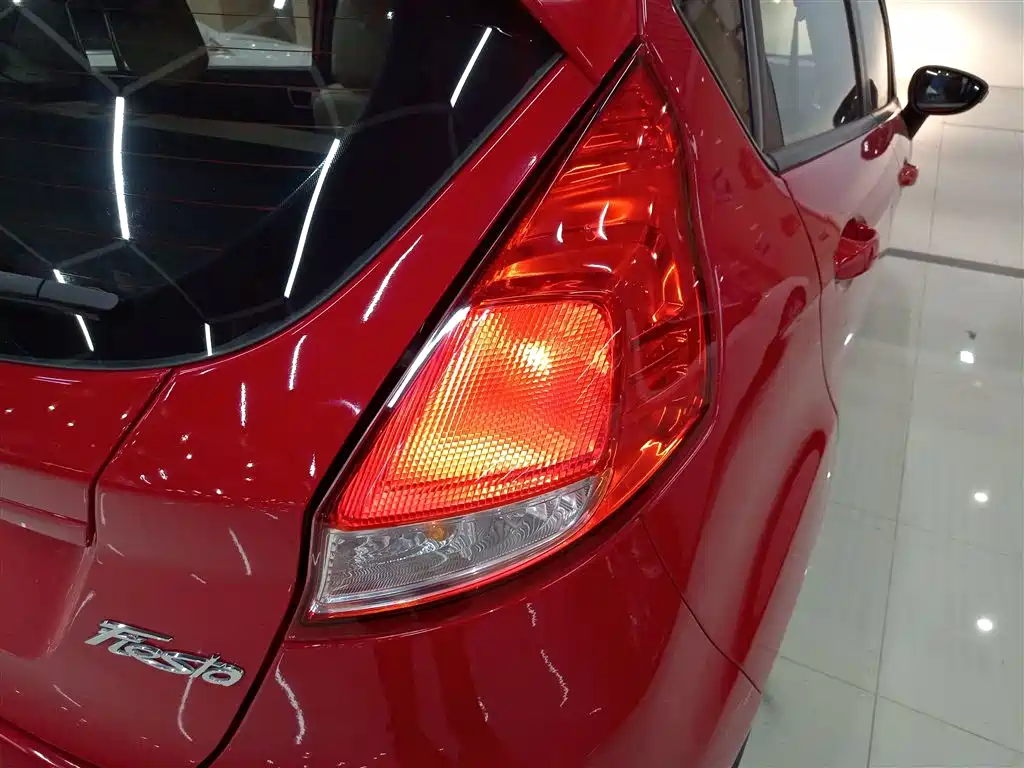 Ford Fiesta 2015 — фото 8