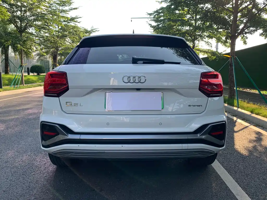 Audi Q2L e-tron 2022 — фото 5