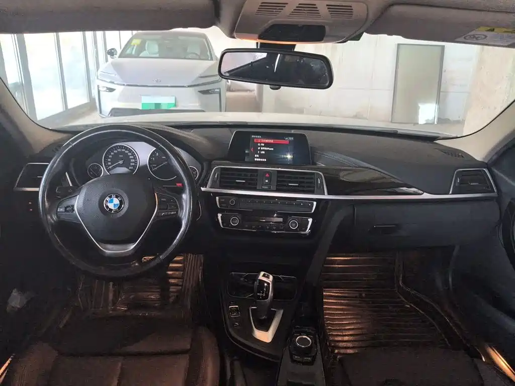 BMW 3 Series 2018 — фото 13
