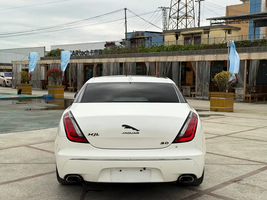 Jaguar XJ 2015 — фото 15