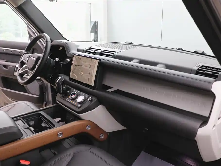 Land Rover Defender 2023 — фото 23