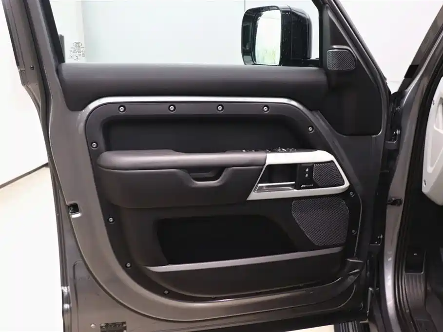 Land Rover Defender 2023 — фото 10