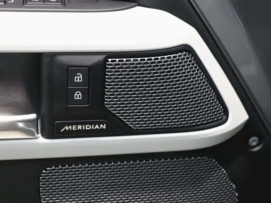 Land Rover Defender 2023 — фото 11