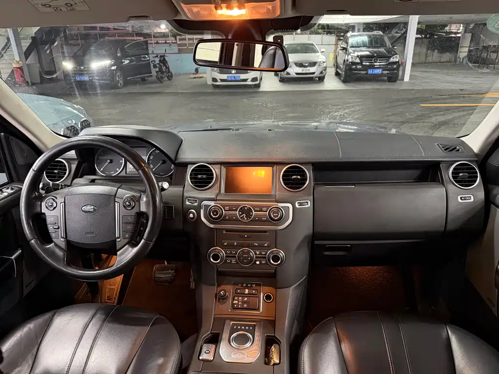 Land Rover Discovery 2015 — фото 15