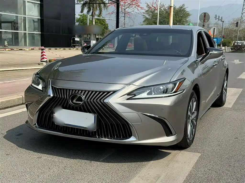 Lexus ES 2021 — фото 1