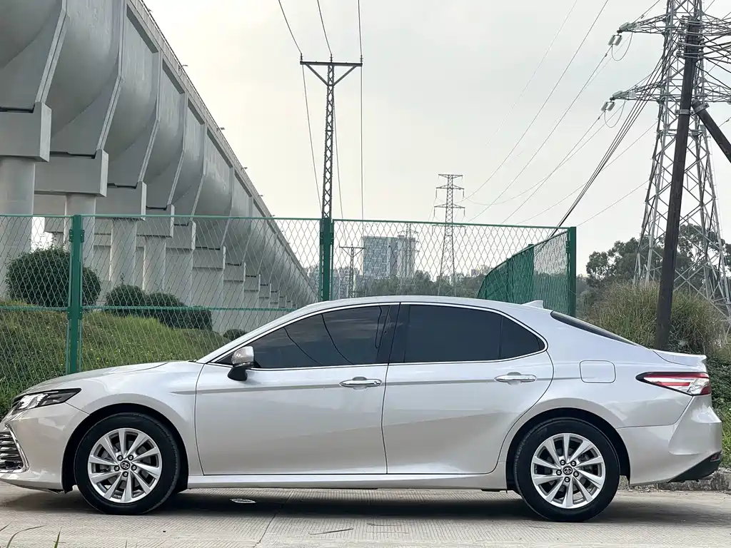 Toyota Camry 2021 — фото 4