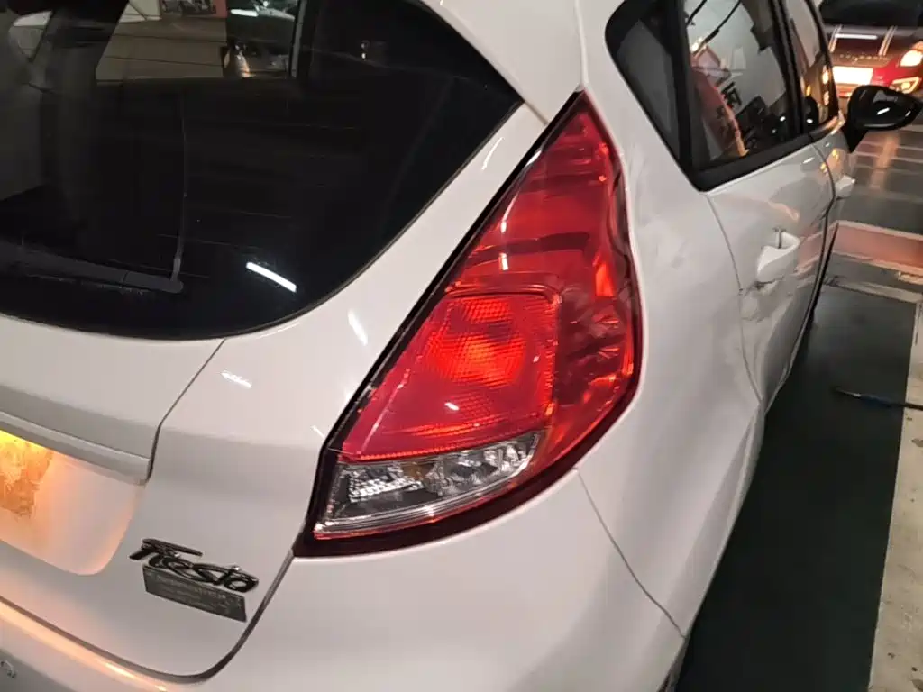 Ford Fiesta 2015 — фото 8
