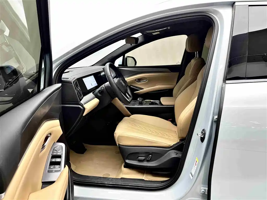 BYD L DM-i 2025 — фото 9