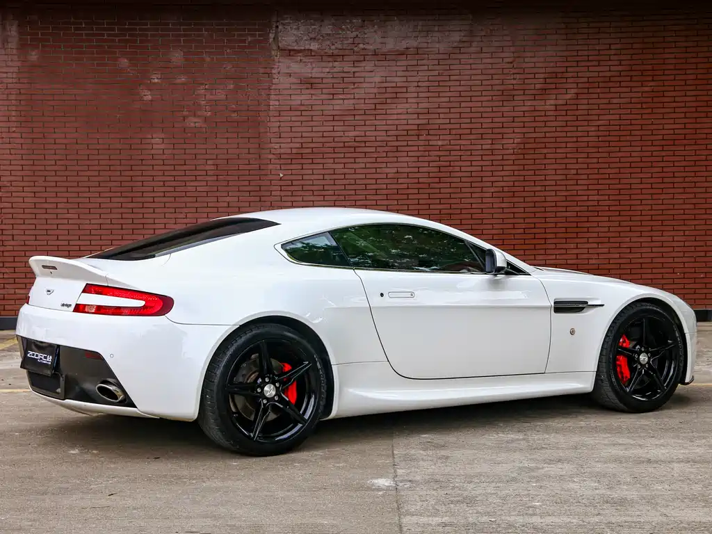 Aston Martin V8 Vantage 2016 — фото 3