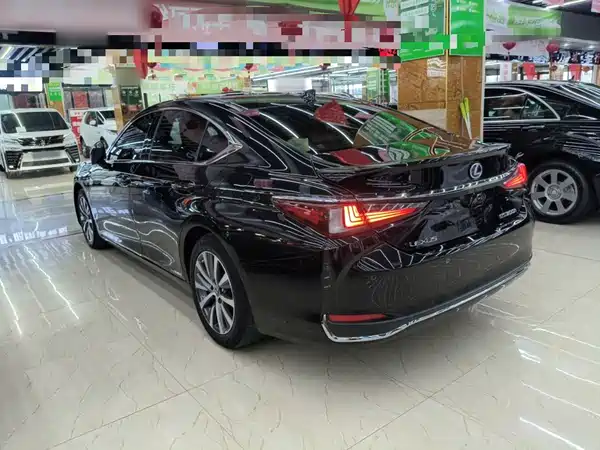 Lexus ES 2020