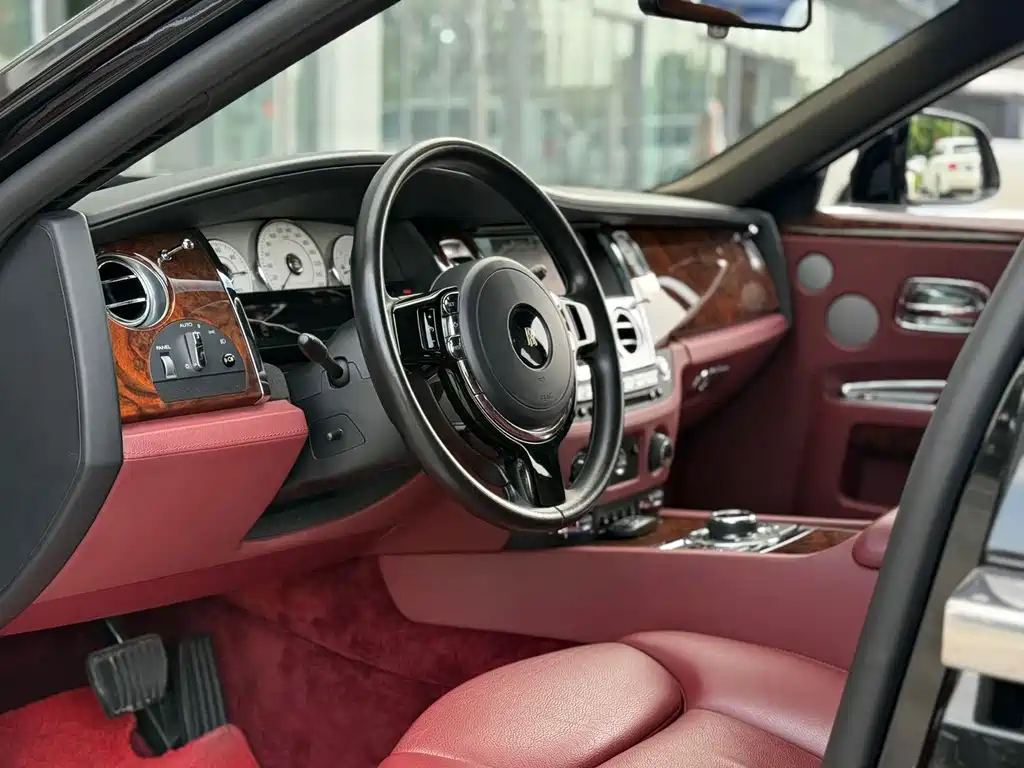 Rolls-Royce Ghost 2016 — фото 11