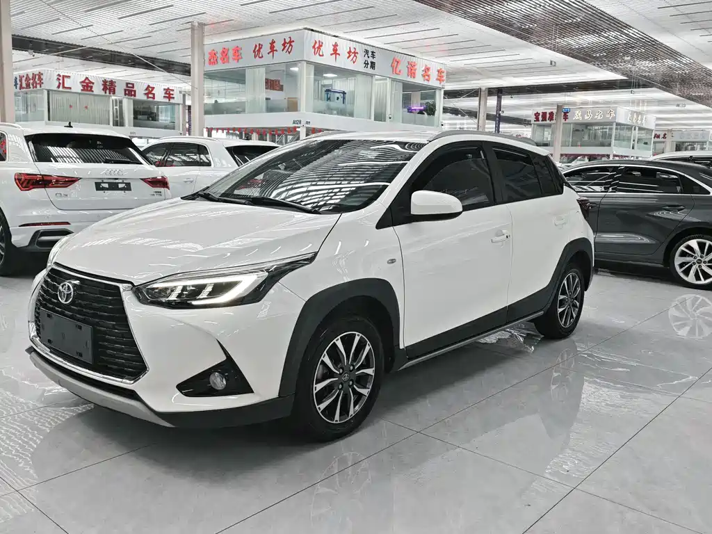 Toyota Yaris L 2022 — фото 1