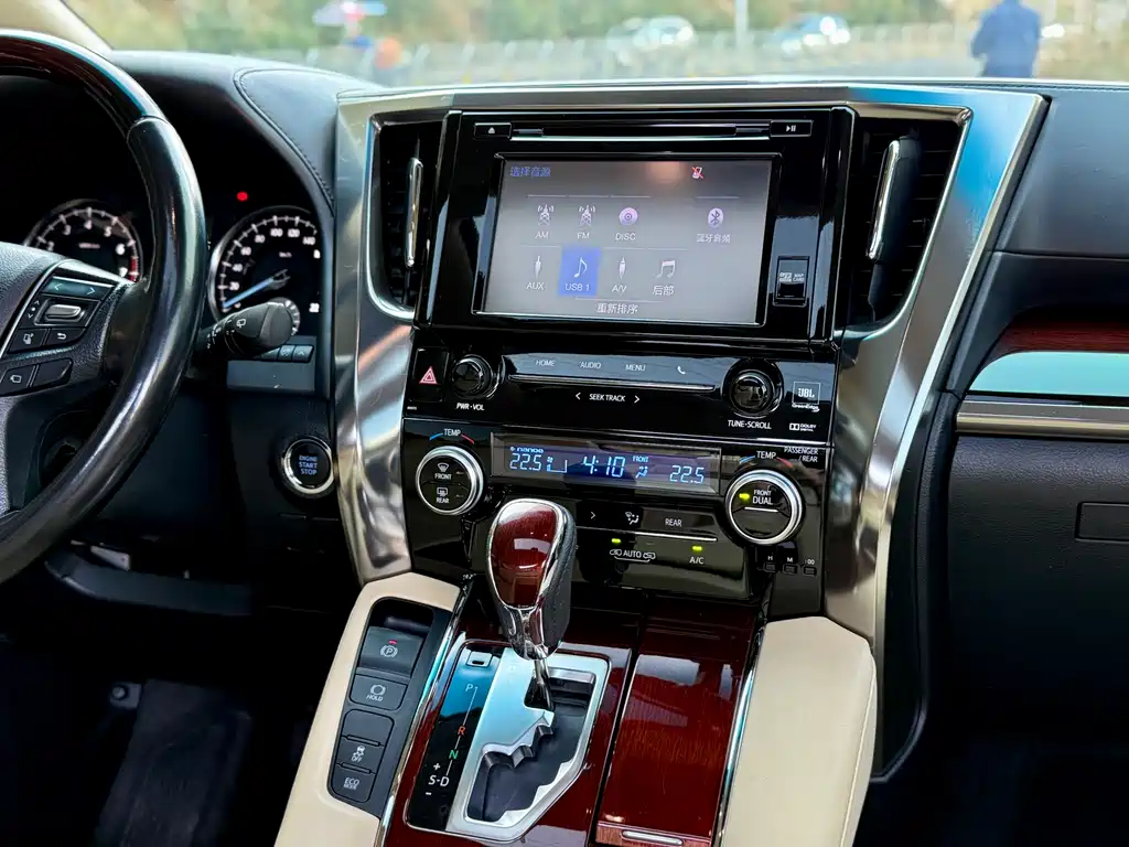 Toyota Alphard 2017 — фото 18
