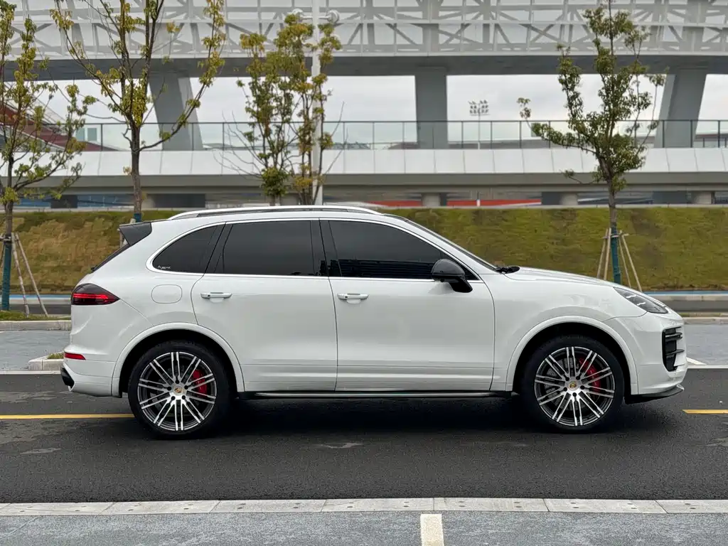 Porsche Cayenne 2017 — фото 7