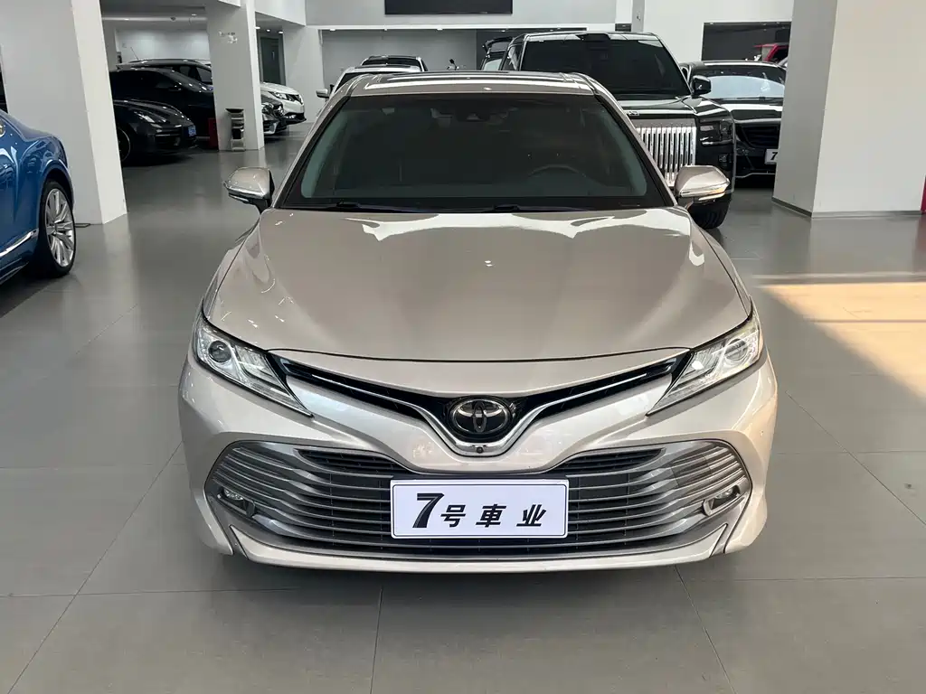 Toyota Camry 2018 — фото 2
