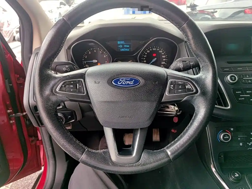 Ford Focus 2015 — фото 11