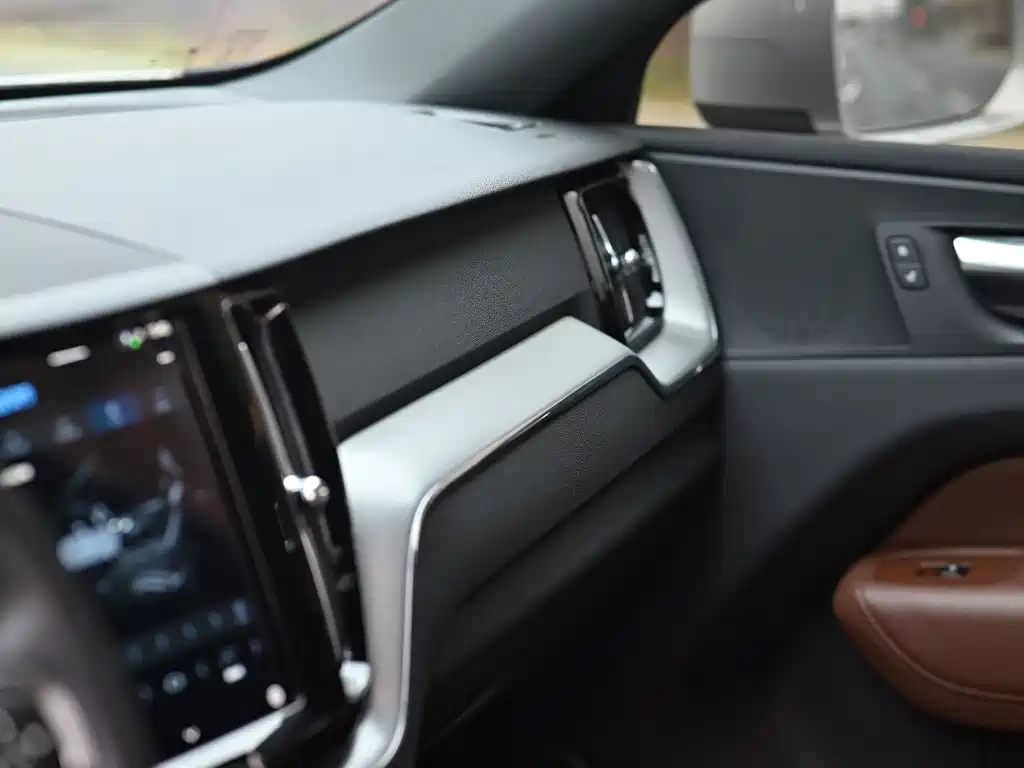 Volvo XC60 2022 — фото 11