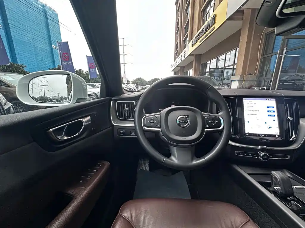 Volvo XC60 2022 — фото 9