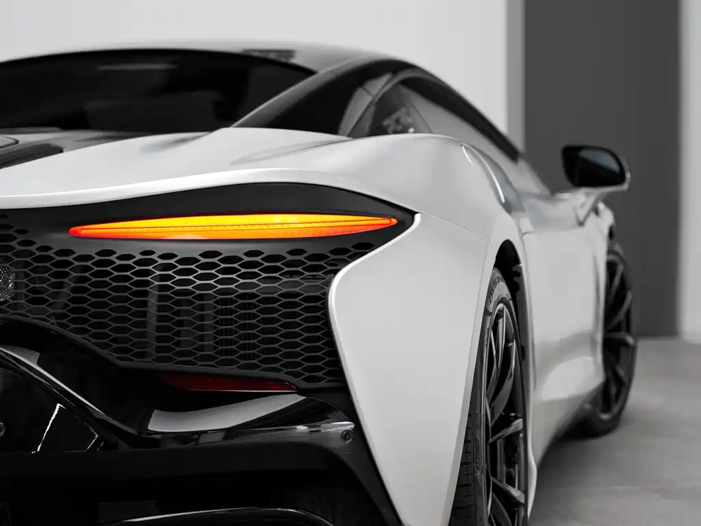 McLaren Artura 2023 — фото 10