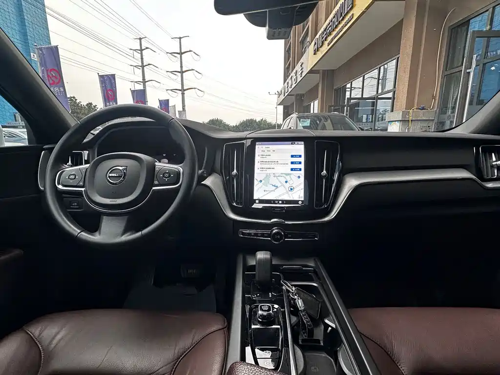 Volvo XC60 2022 — фото 8