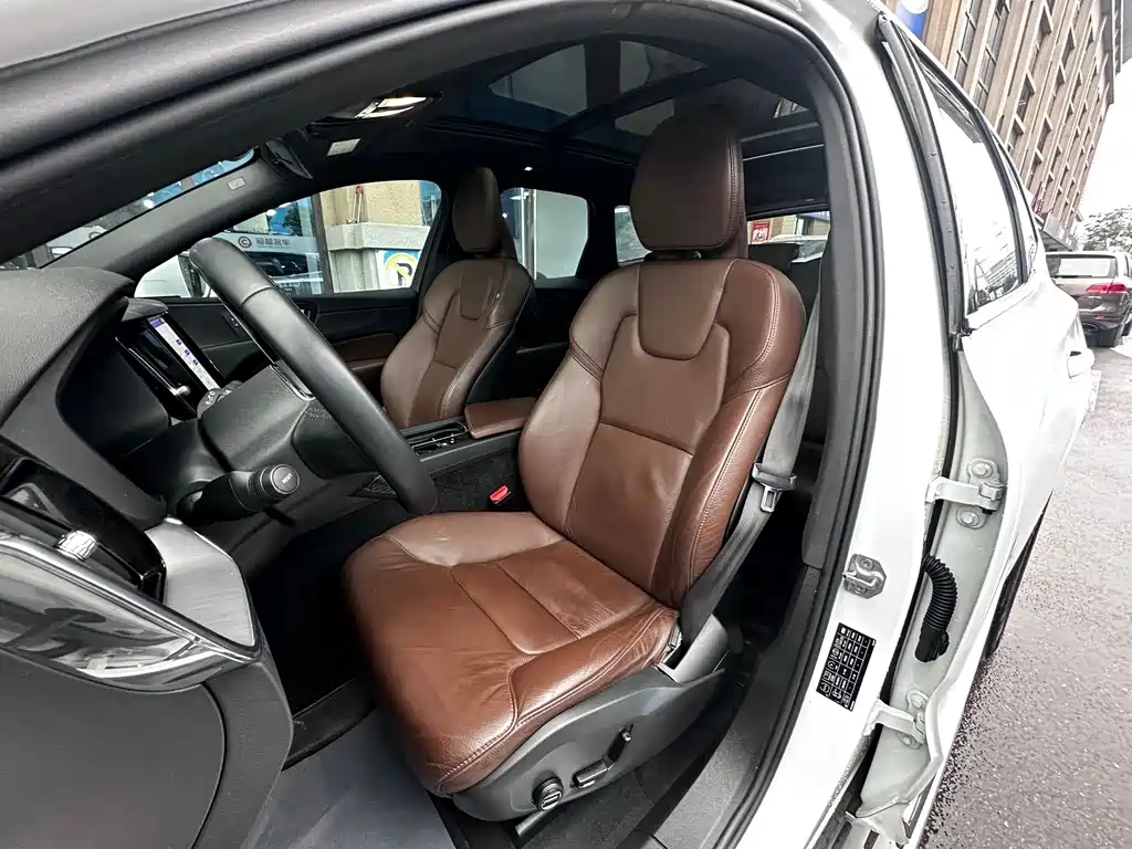 Volvo XC60 2022 — фото 13