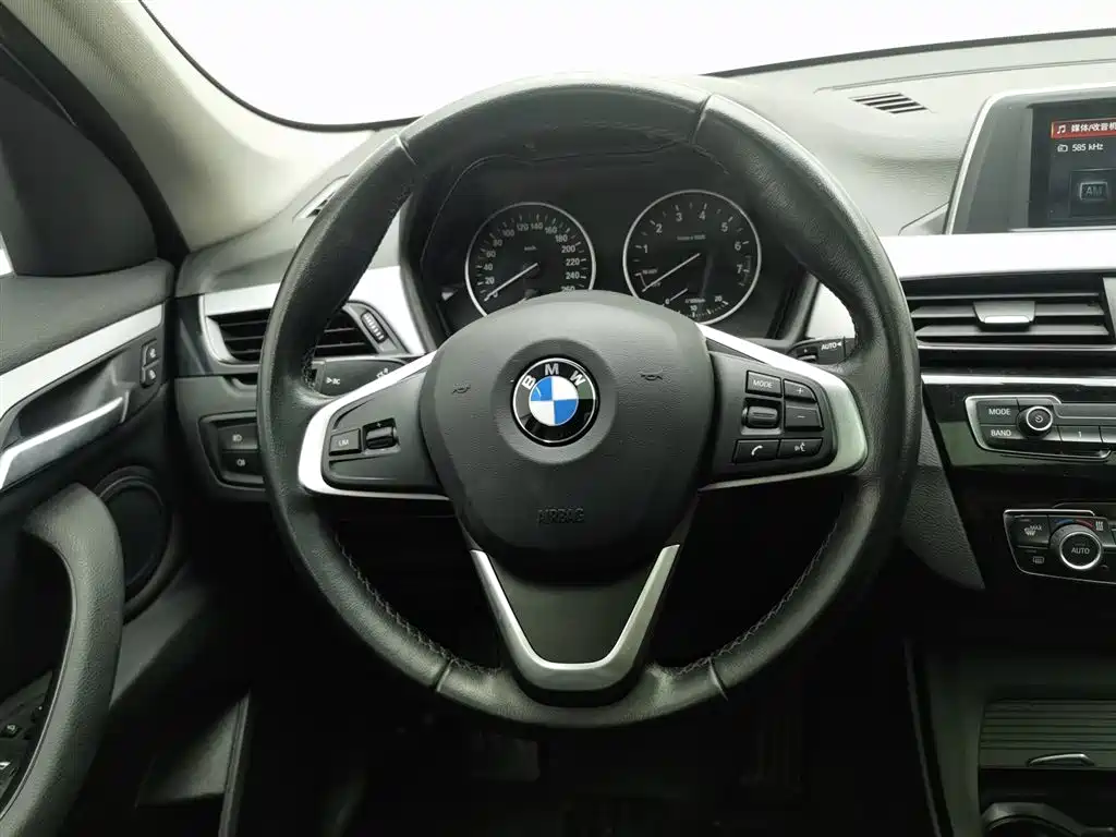 BMW X1 2017 — фото 11