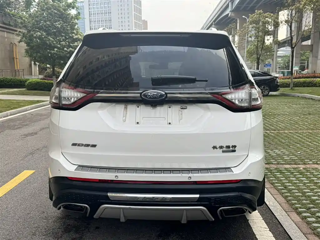 Ford Edge 2017 — фото 24