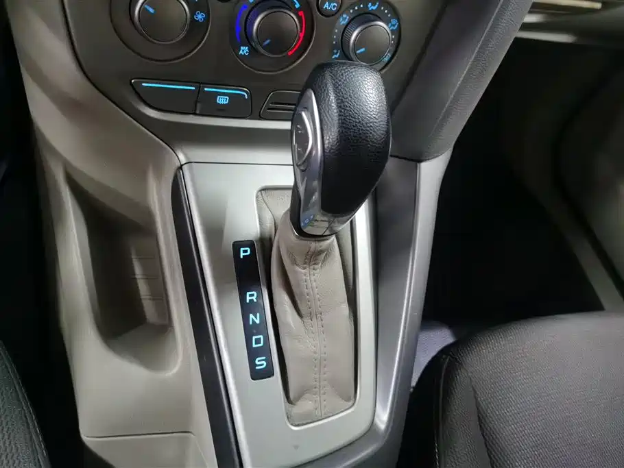 Ford Focus 2014 — фото 16