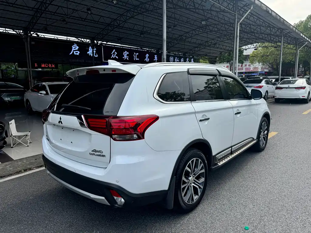 Mitsubishi Outlander 2018 — фото 5