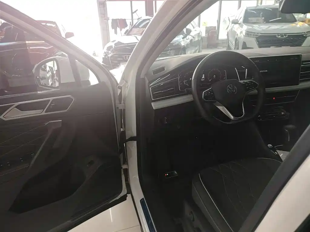 Volkswagen Tiguan L 2023 — фото 16