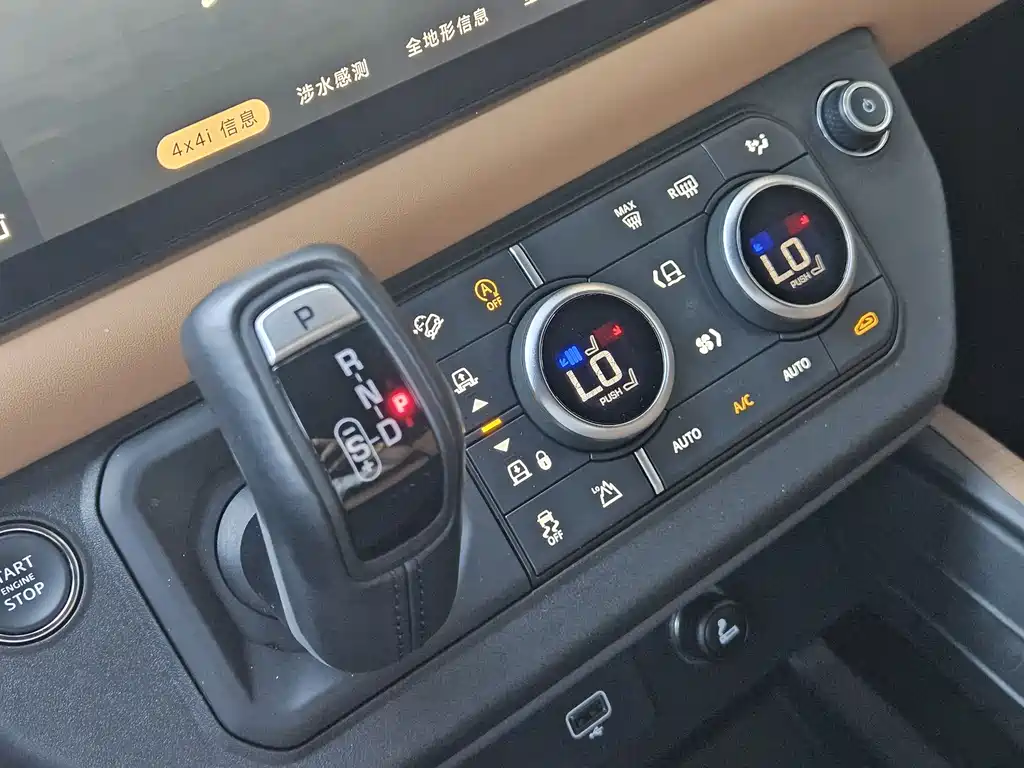 Land Rover Defender 2023 — фото 16