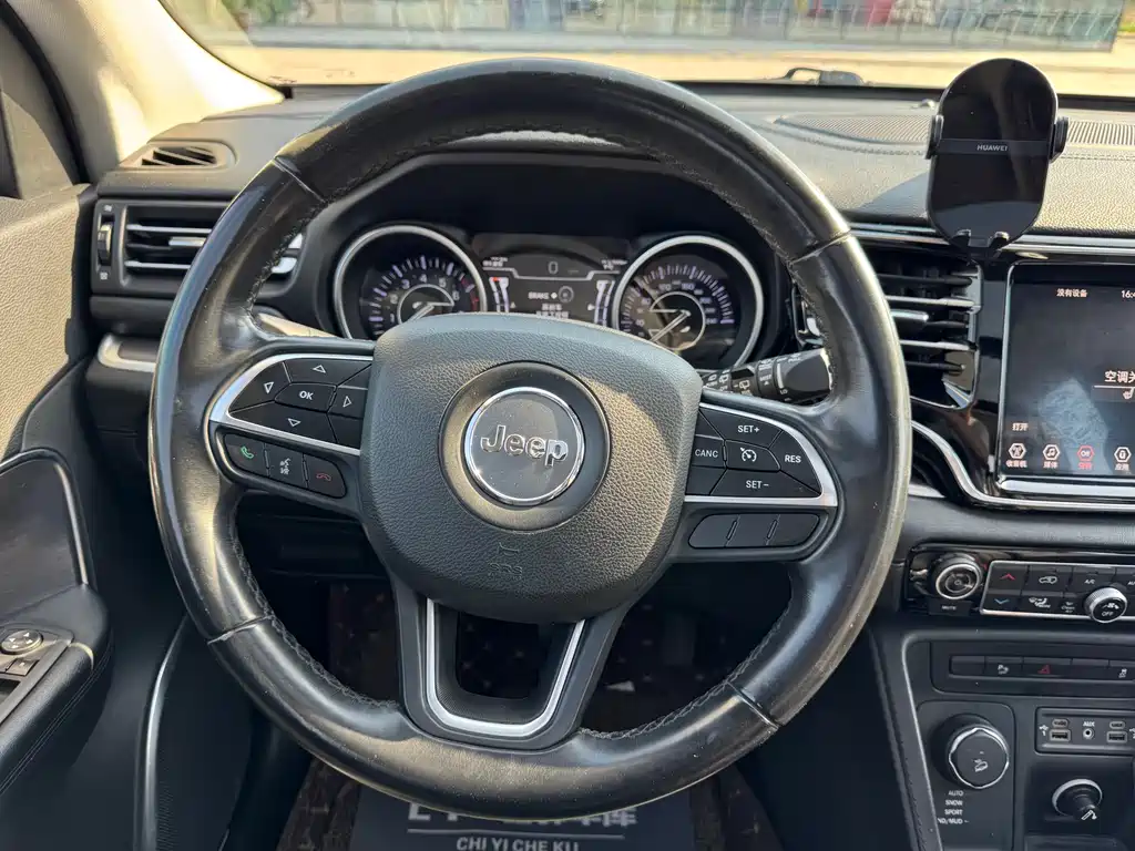 Jeep Commander 2018 — фото 12