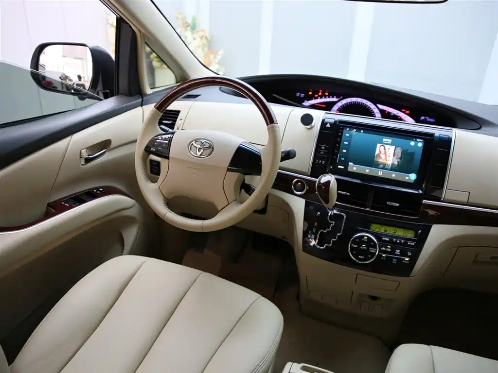 Toyota Previa 2017 — фото 12