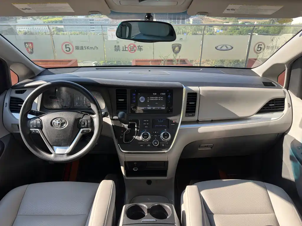 Toyota Sienna 2015 — фото 14
