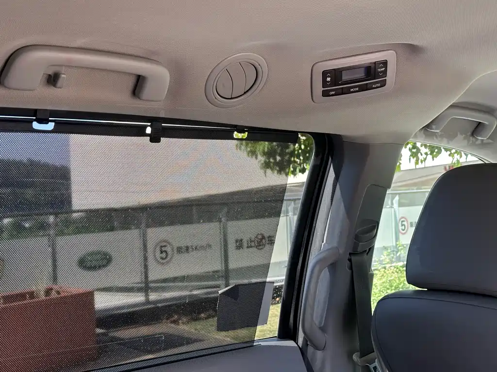 Toyota Sienna 2015 — фото 20